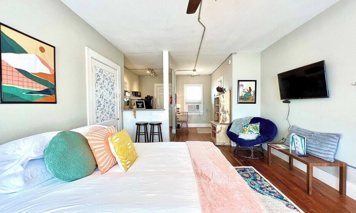 Central City Apartment | Art+Music+Entertainment+PetsOK+Downtown+Cozy