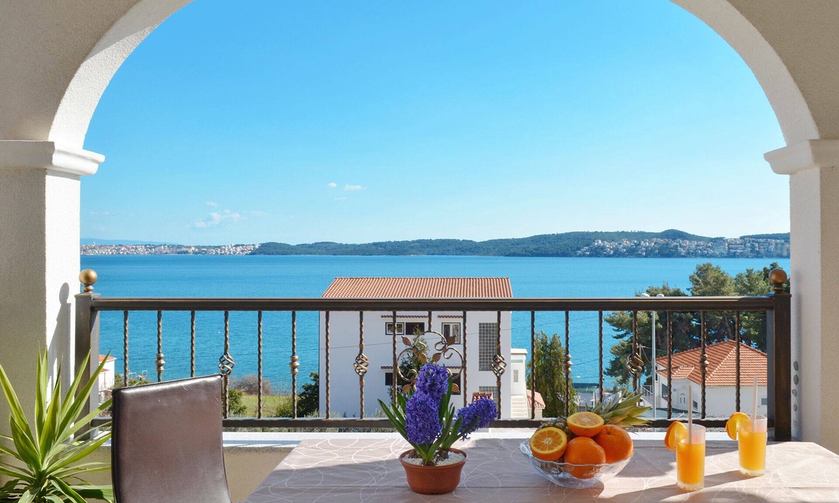 Seget Donji Apartment | ARTE, spacious apartment with sea view, 4 + 1 persons, 80m from pebble beach