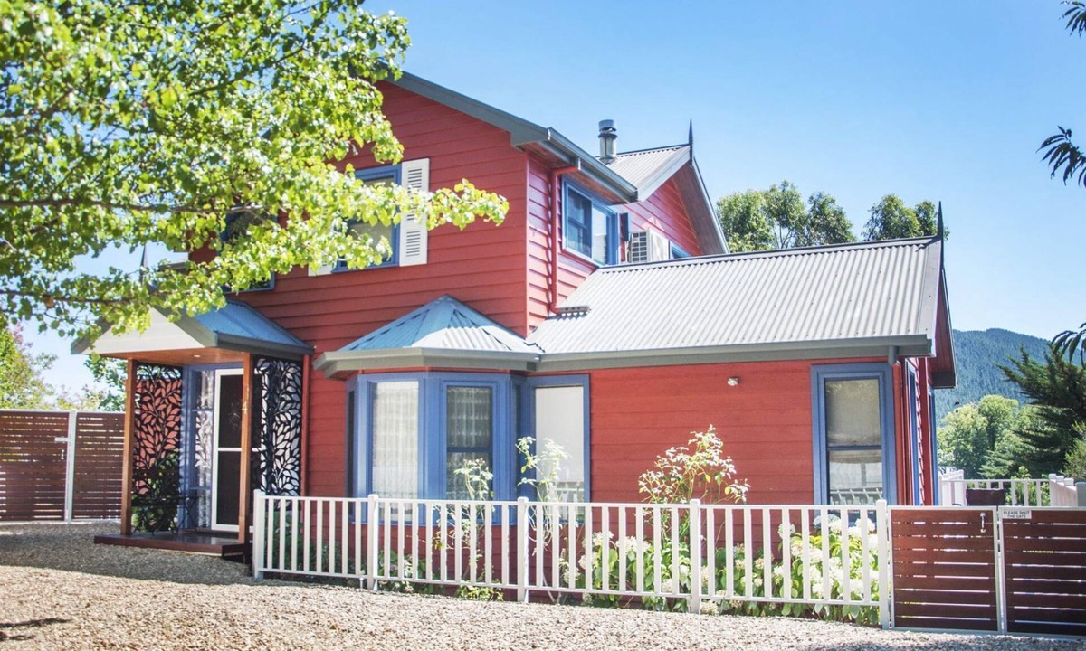 Bright House | Artee House - A Bright Escape