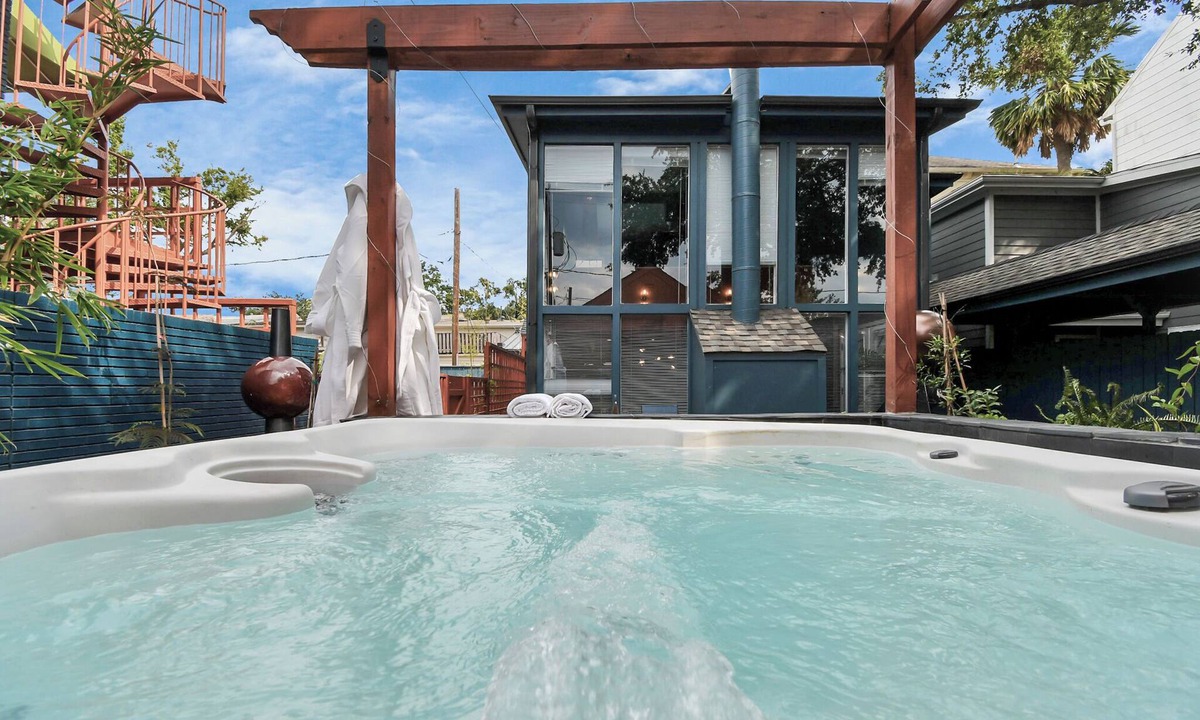 Neartown House | Artful Elegance with Pool & a Private Jacuzzi