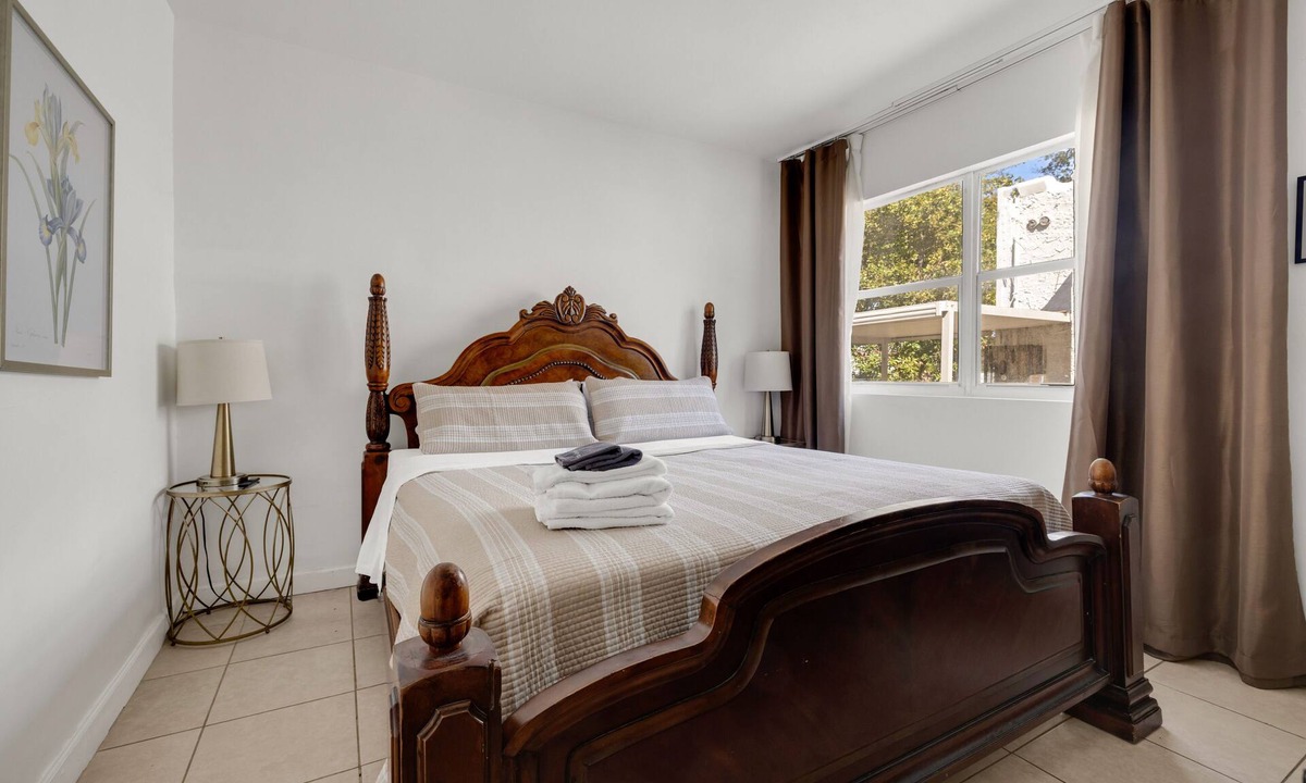 Buena Vista House | Artful King Room With Free Parking