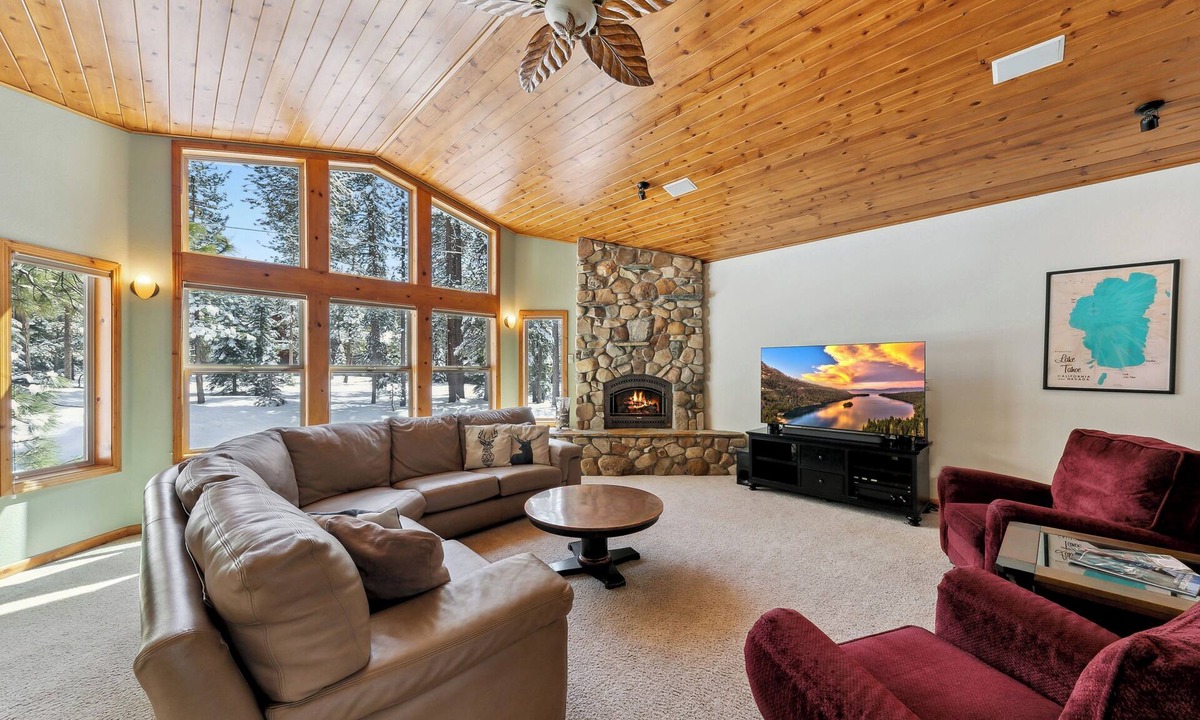 Tahoe Paradise Ski Chalet | Artisan Chalet: Pet Friendly, Deluxe Kitchen, Games