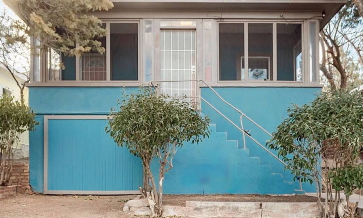Bisbee House | Artisan Comfort: HUGE Porch, Private Yard,