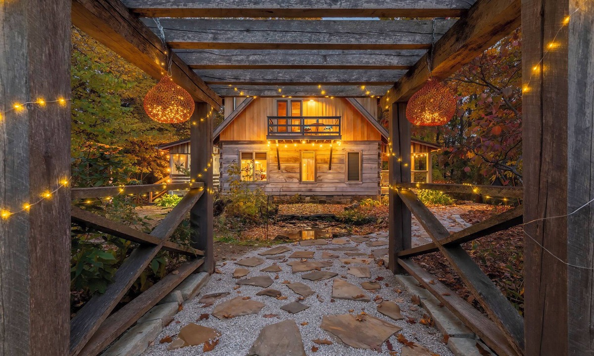 Unionville Cabin | Artisan Log Haven: 40-Acre Forest Sanctuary