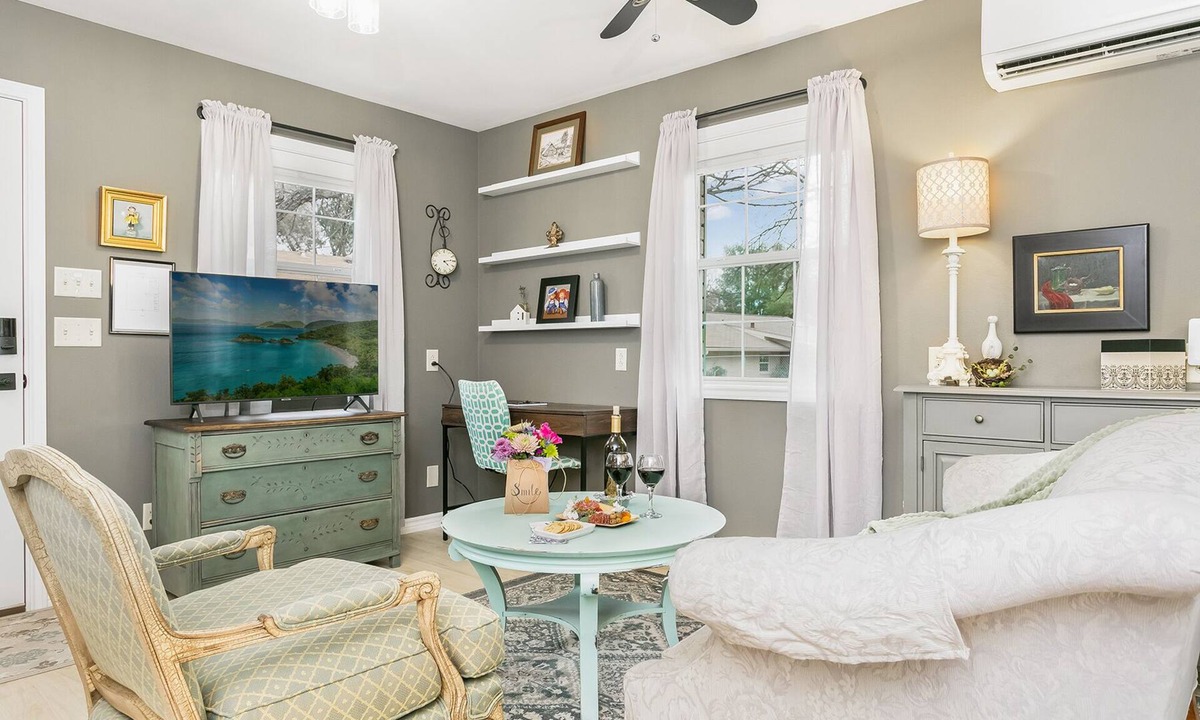 Fredericksburg Ski Chalet | Artist Chalet | 1/1 Cottage | King Bed | Full Kitchen