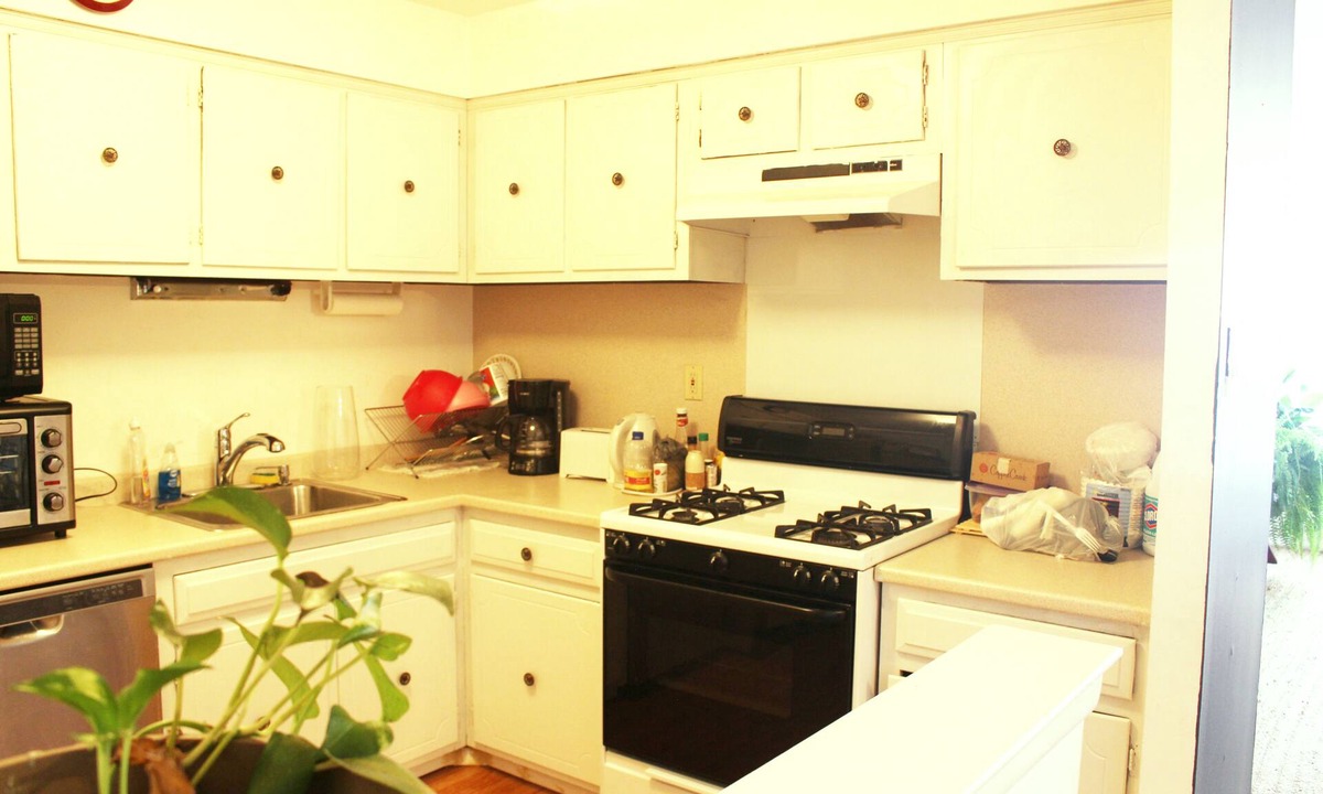 Eastwick Apartment | Artist in the Barn - Artsy 2BR Apartment w Parking near Airport