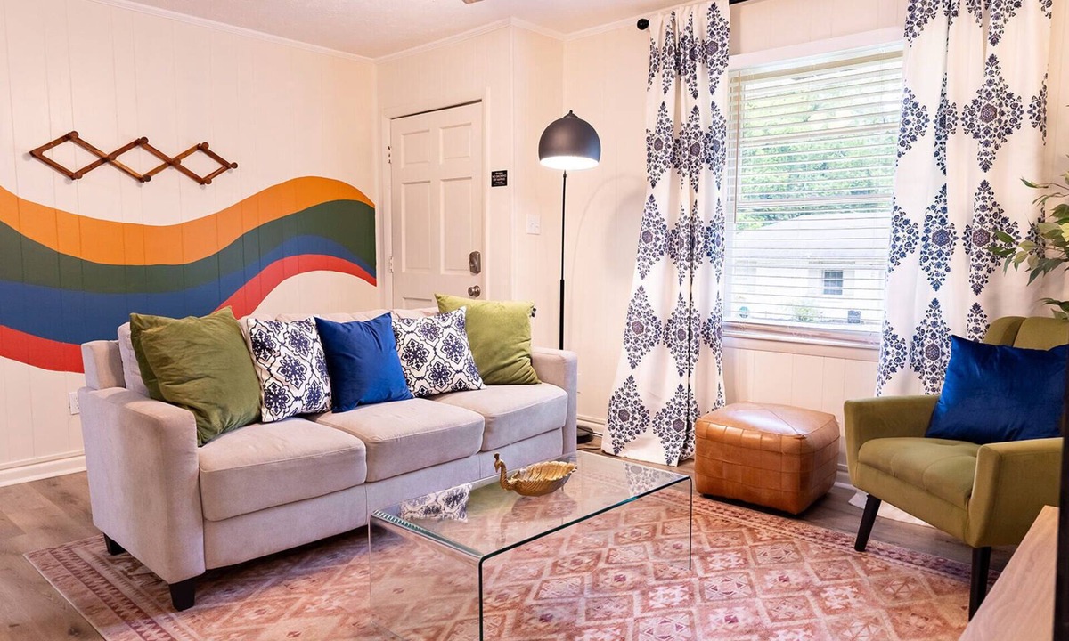 Covington House | Artist's Bungalow- 1/2 mi from Covington Square