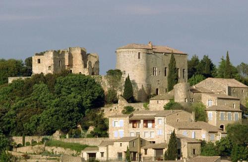 Venejan House | Artist's Château With Ruins In Gard