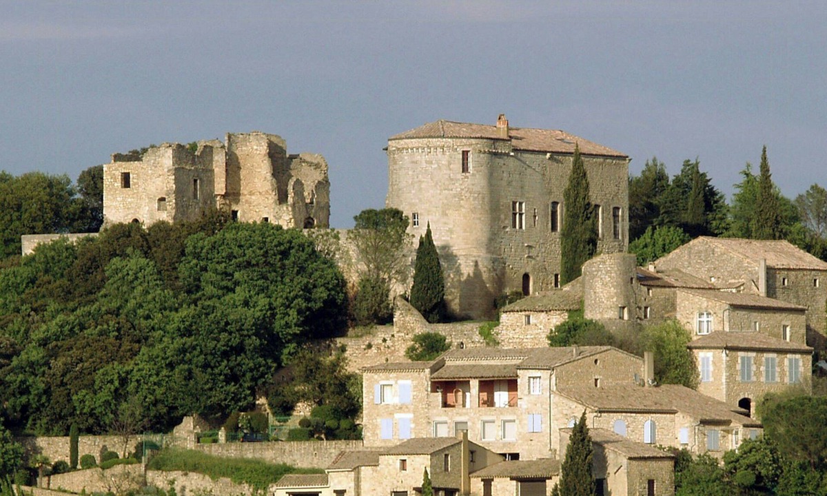 Venejan House | Artist's château with ruins in Gard