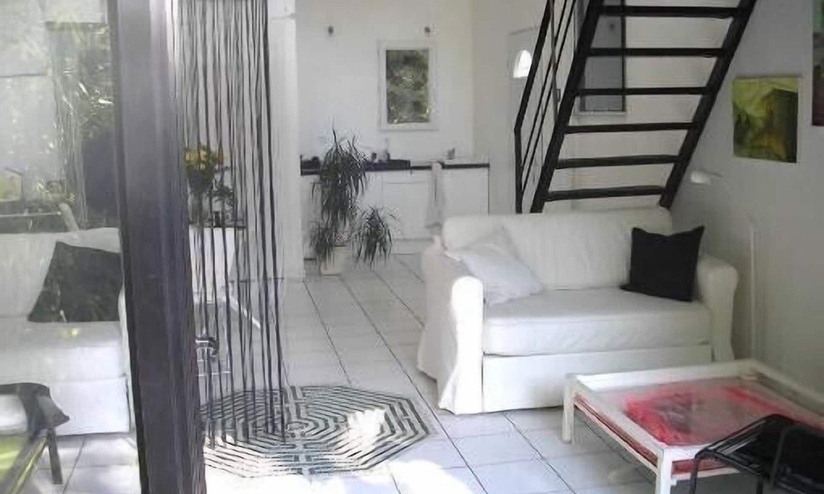 Pignan Cabin | artist's house with patio, access to Mediterranean garden and unheated swimming pool