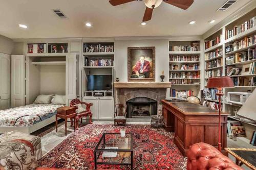 Greenway Plaza-Upper Kirby Apartment | Artist's Library with a Private Swimming Pool