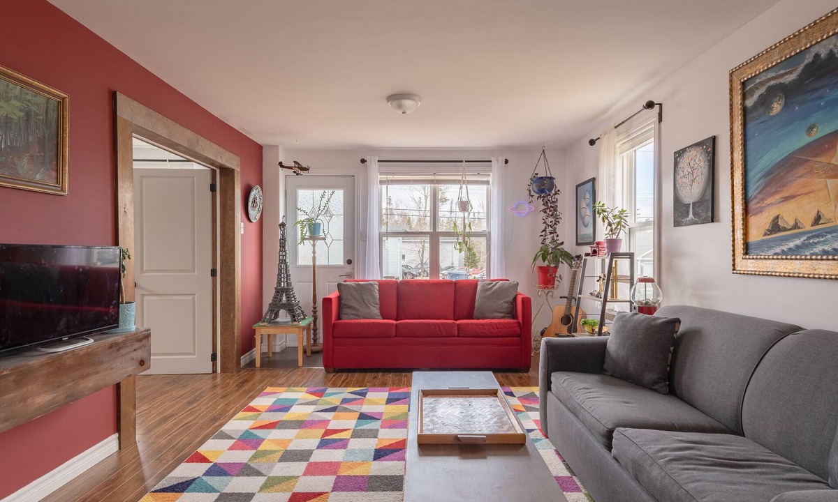 Newport Landing House | Artistic Getaway Near Halifax | King Bed, Spacious Deck & Fire Pit