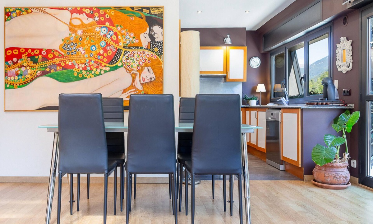 La Margineda Apartment | Artistic Duplex with Terrace, 10 min City Center