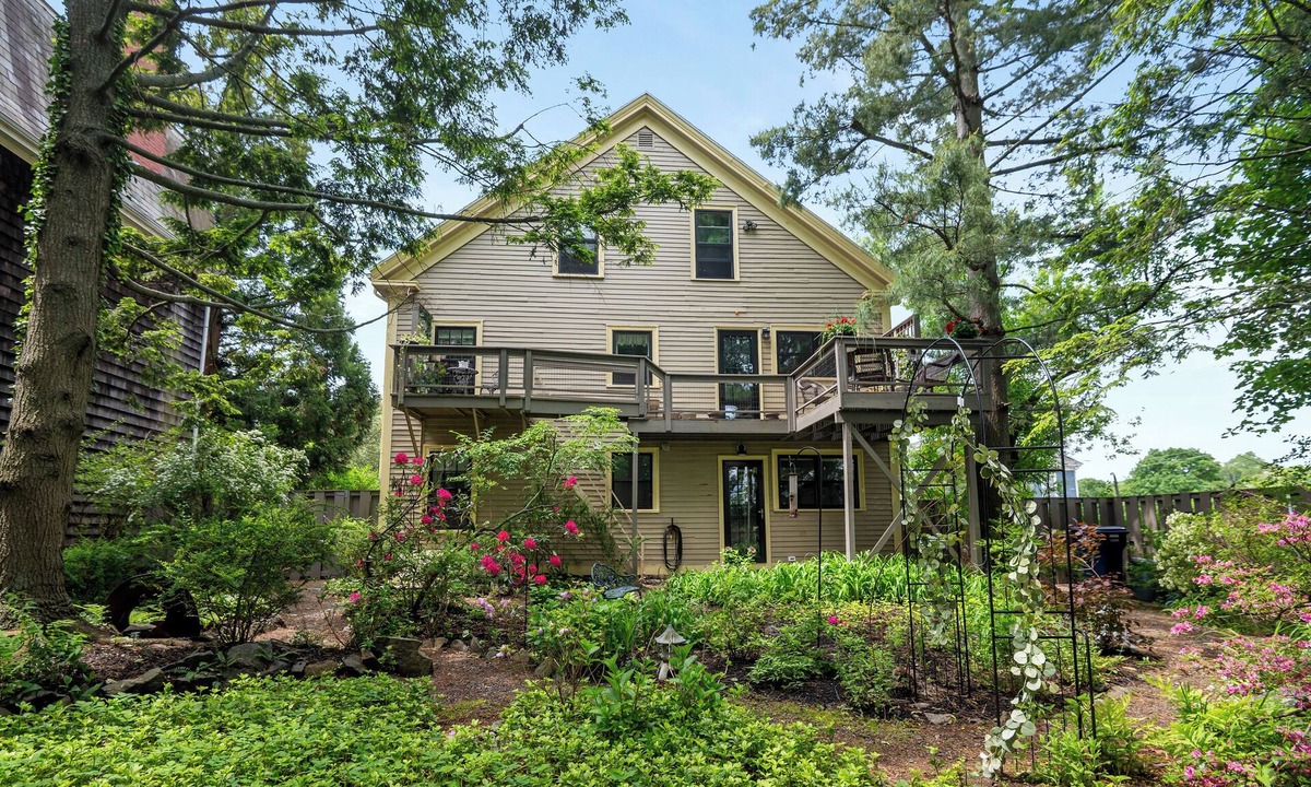 Salem House | Artistic Historical home, walkDT