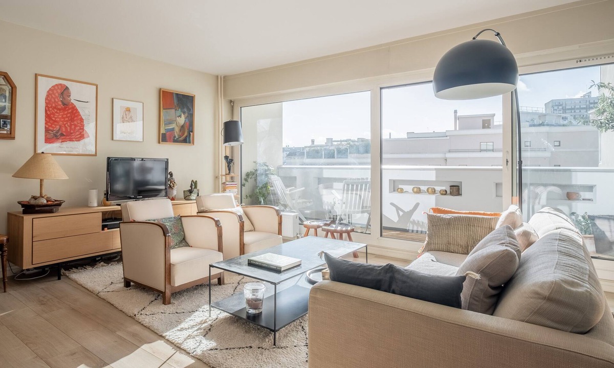 Silly-Gallieni Apartment | Artistic Poise, by Veeve
