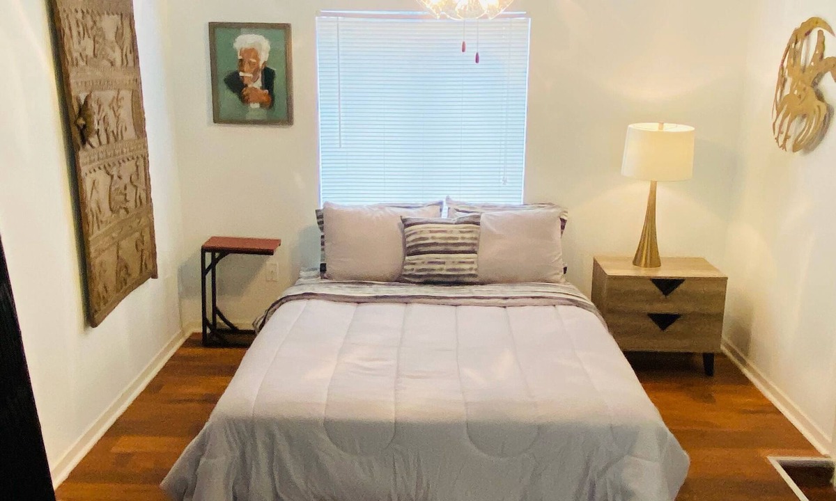 Turtle Creek Apartment | Artistic Uptown STUDIO in West Village on Katy Trail..!