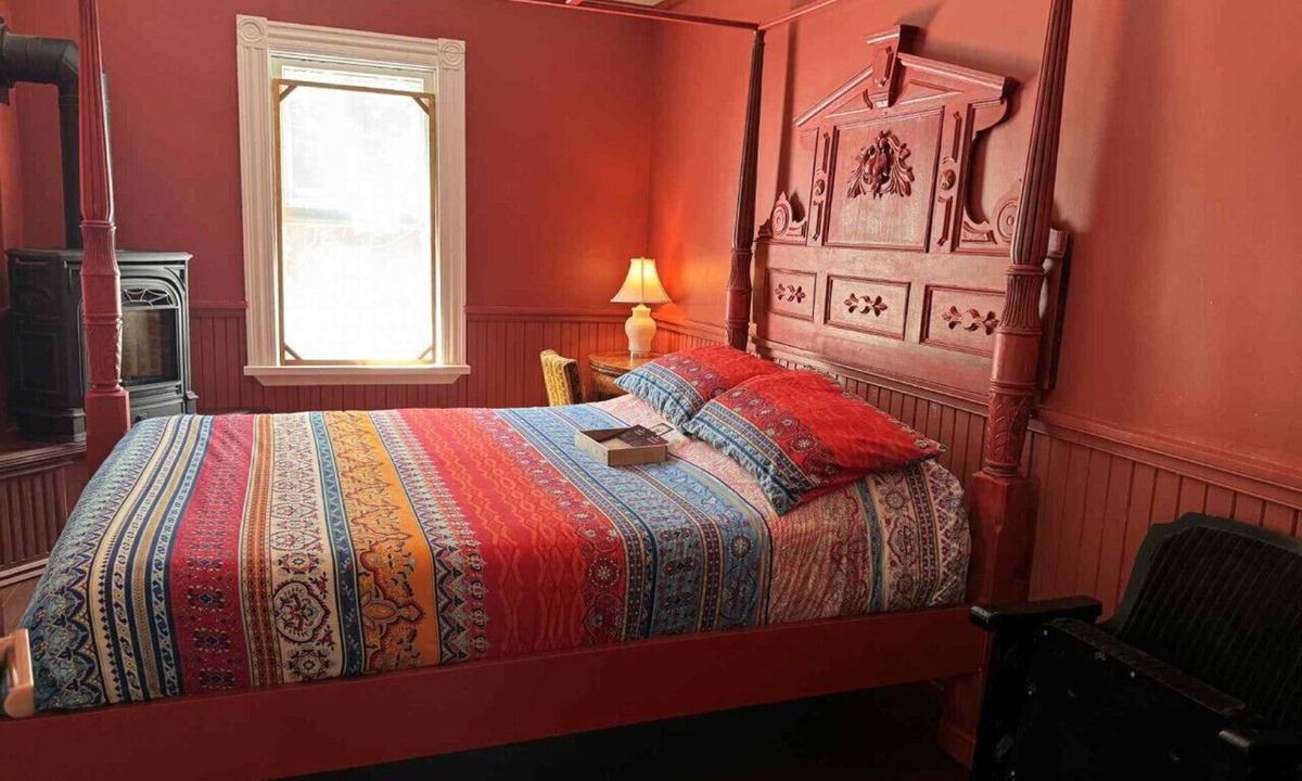 Namur Hostel | Artistic Warmth in a Victorian Manor