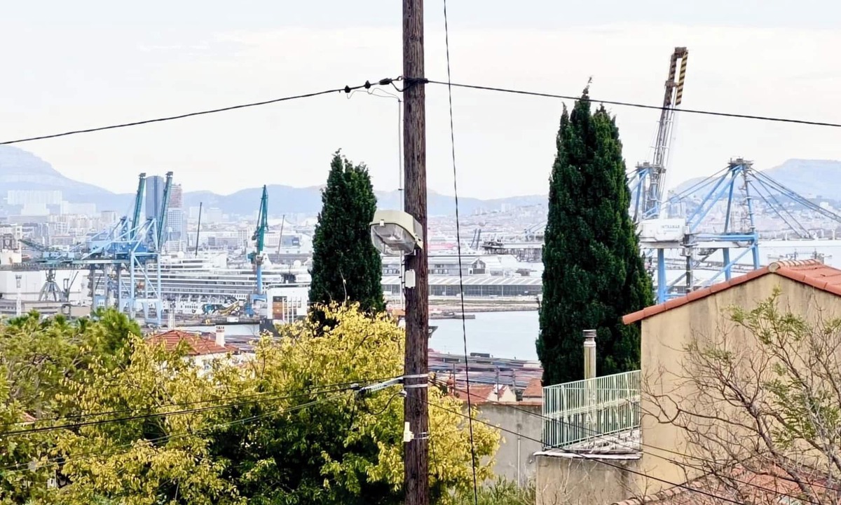 Saint-Henri Apartment | Artists' house. Wide sea and harbor views. And garden with chalet