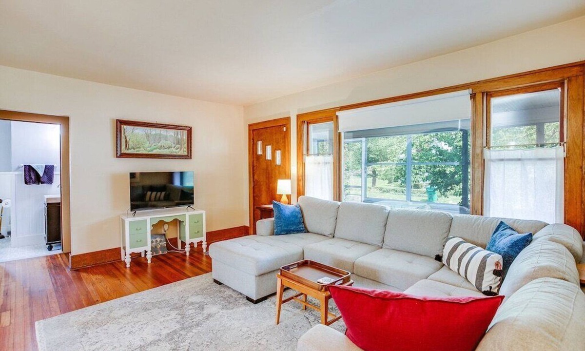South Bend House | Artist’s Vintage Home 5 mins from ND Campus