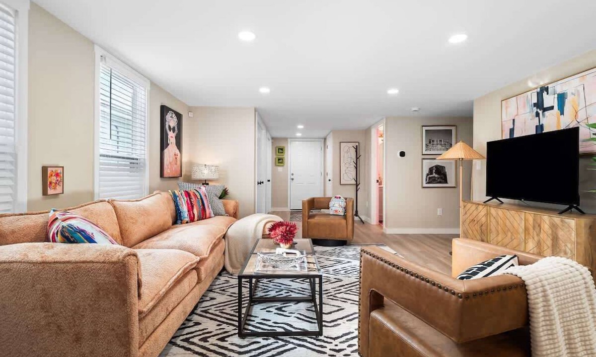 Detroit - Shoreway House | Arts District - Walk to Restaurants, Bars-Sleeps 8