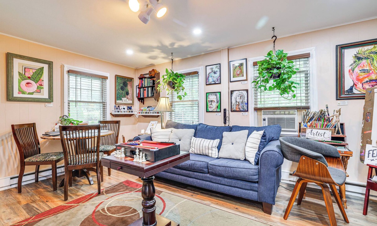 Scotrun Cottage | Artsy Cottage in Scotrun w/Studio Space & Hot Tub