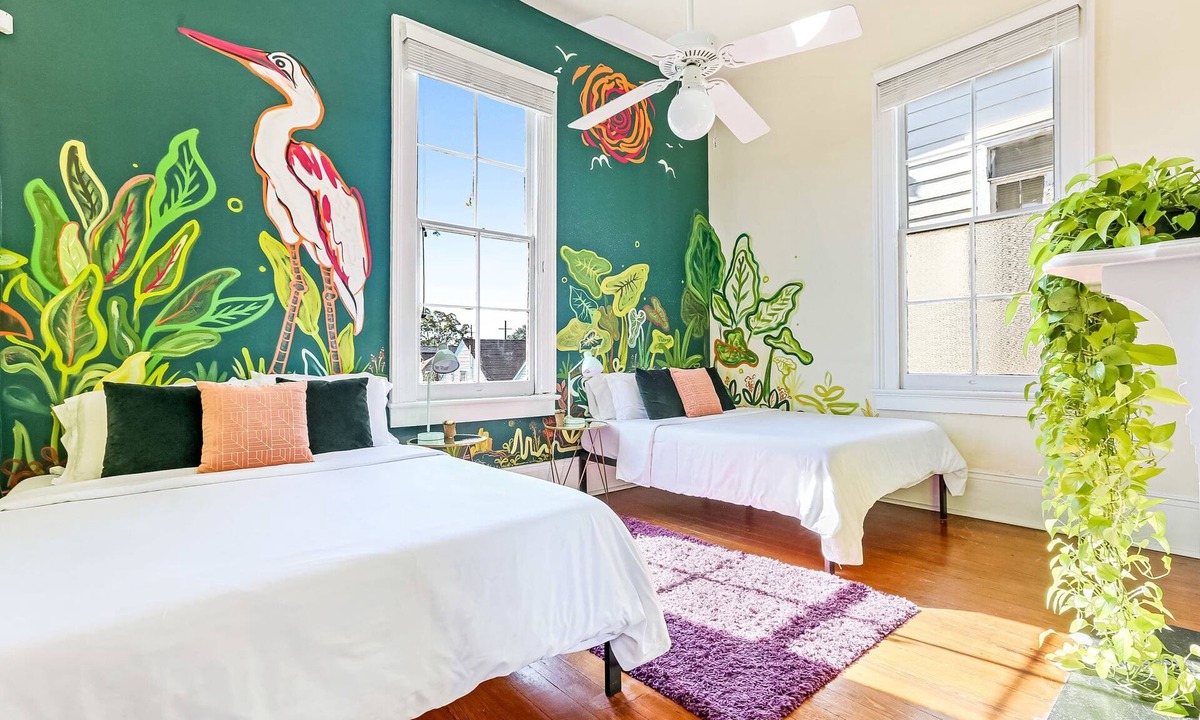 East Riverside Apartment | Artsy Magazine St | Grand Balcony | Great Location