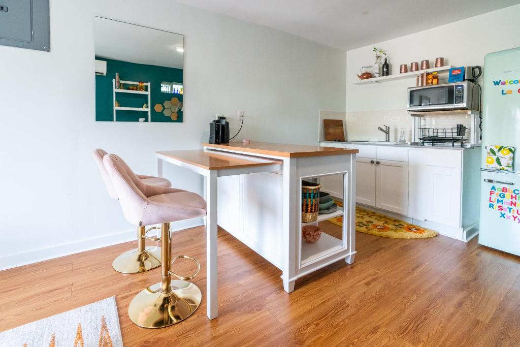 Dawson Apartment | Artsy, private Gem near Iconic South Congress