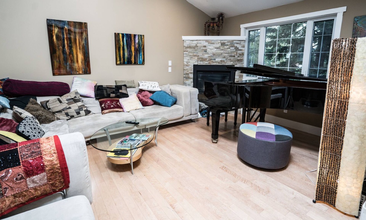 Kingsland House | ArtsyCentral 4King BR Home w/AC, Hot Tub, Fenced yd