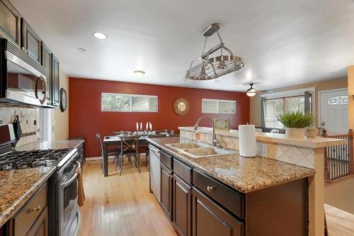 Arvada Plaza Area House | Arvada home w hot tub & BBQ