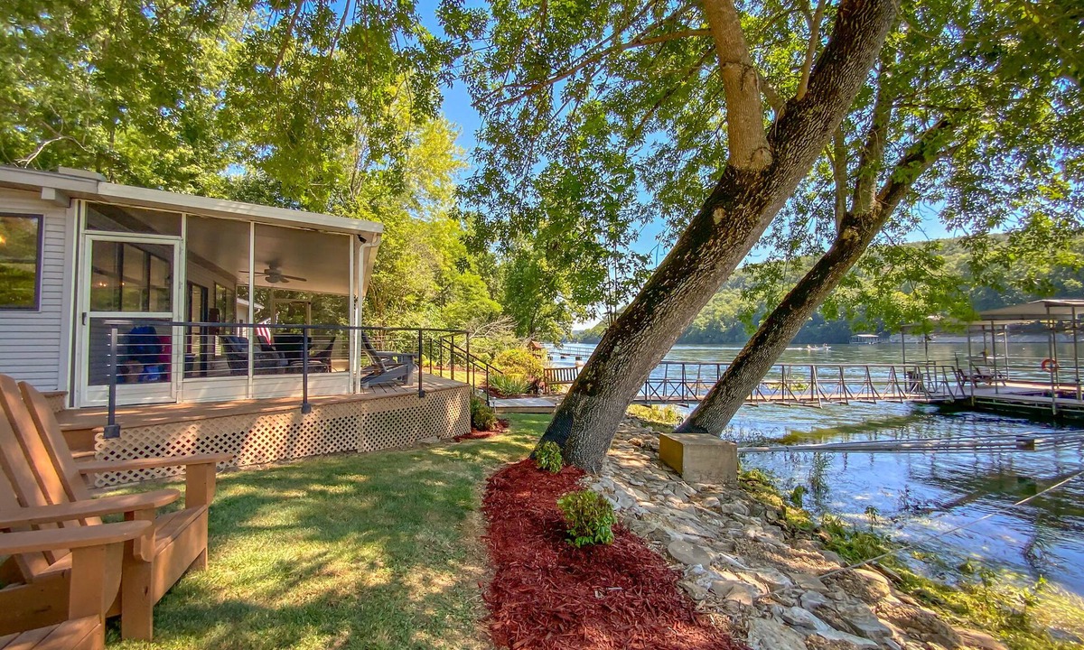 Flippin House | As close to the water as you can get! Updated and relaxing!