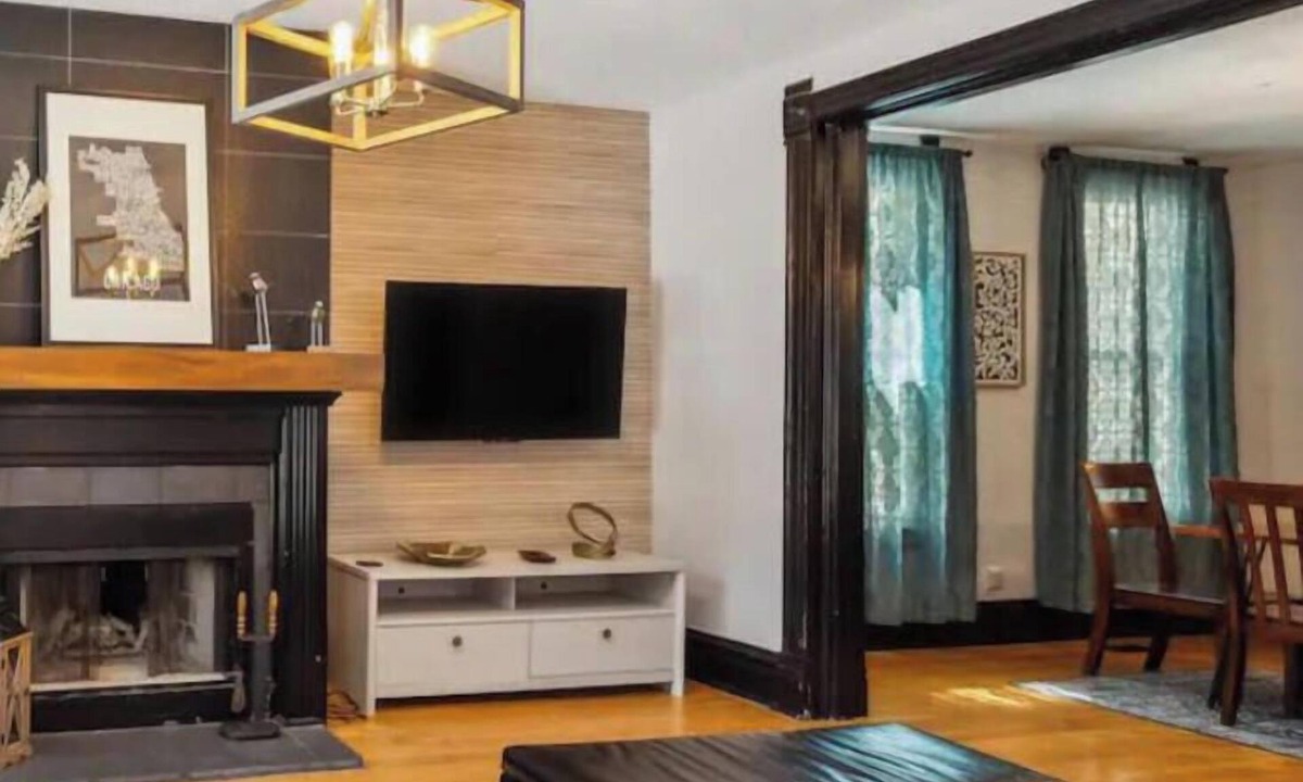 Wrightwood Neighbors Apartment | As Seen on TV: Safest Area Lincoln Park Duplex