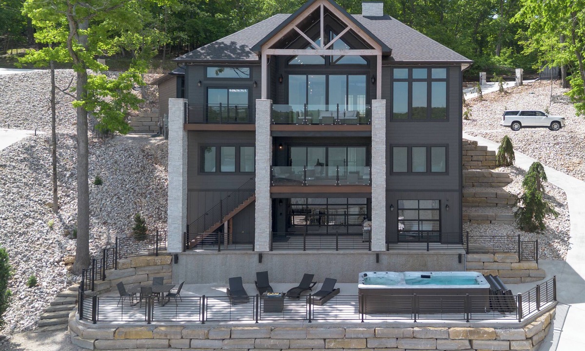 Osage Beach House | AS SEEN ON TV Waterfront Home 7 bed,Private Dock,Hot Tub/Pool 13MM in Porto Cima