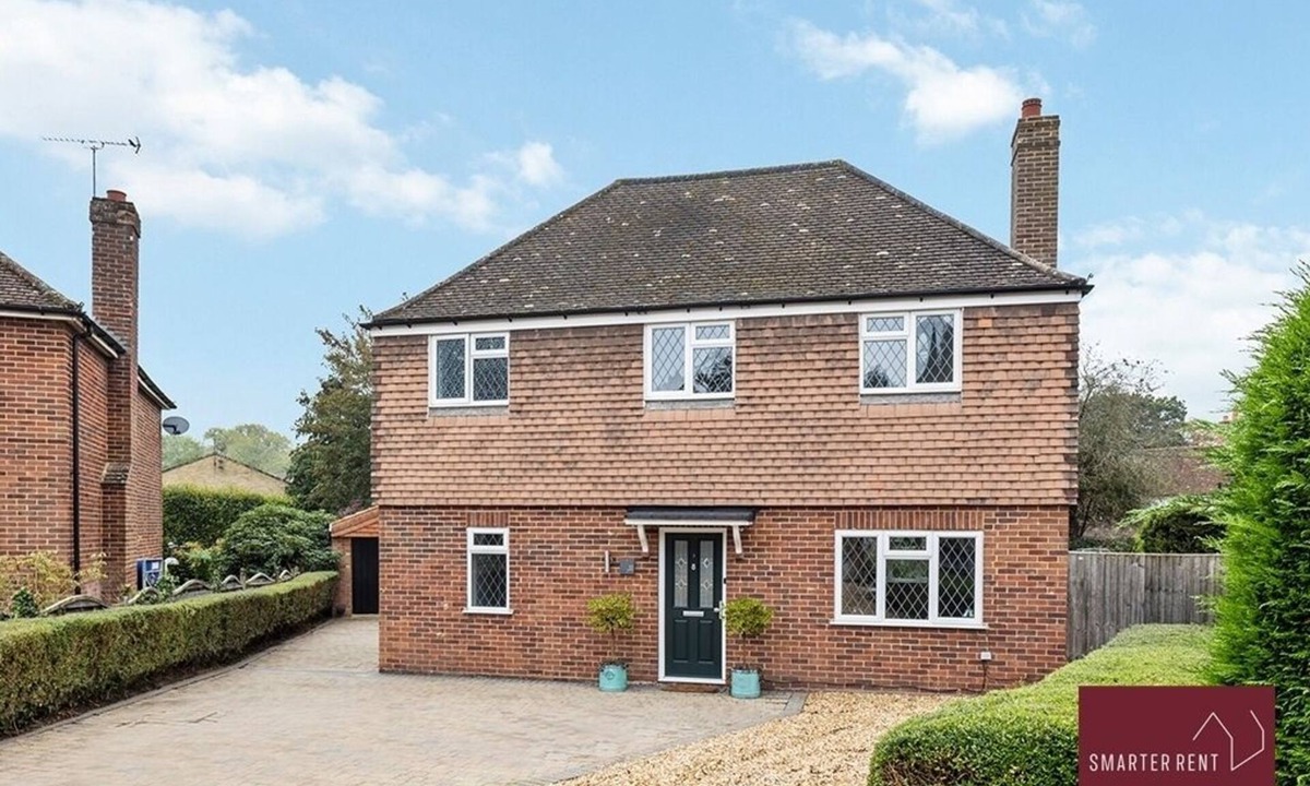 Aldershot House | Ash - Garden, Parking, Pets Welcome