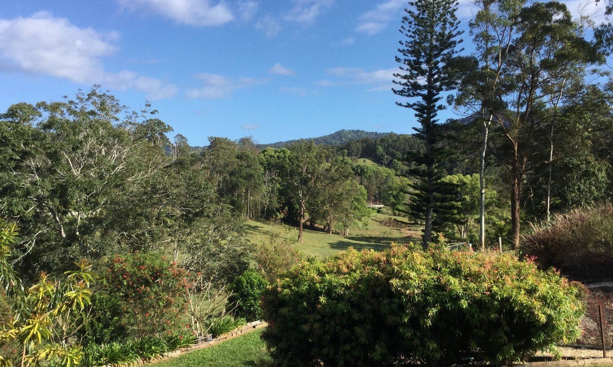 Urliup Apartment | Ashcroft - fully self contained studio, pool, mountain views, Tweed Art Gallery.