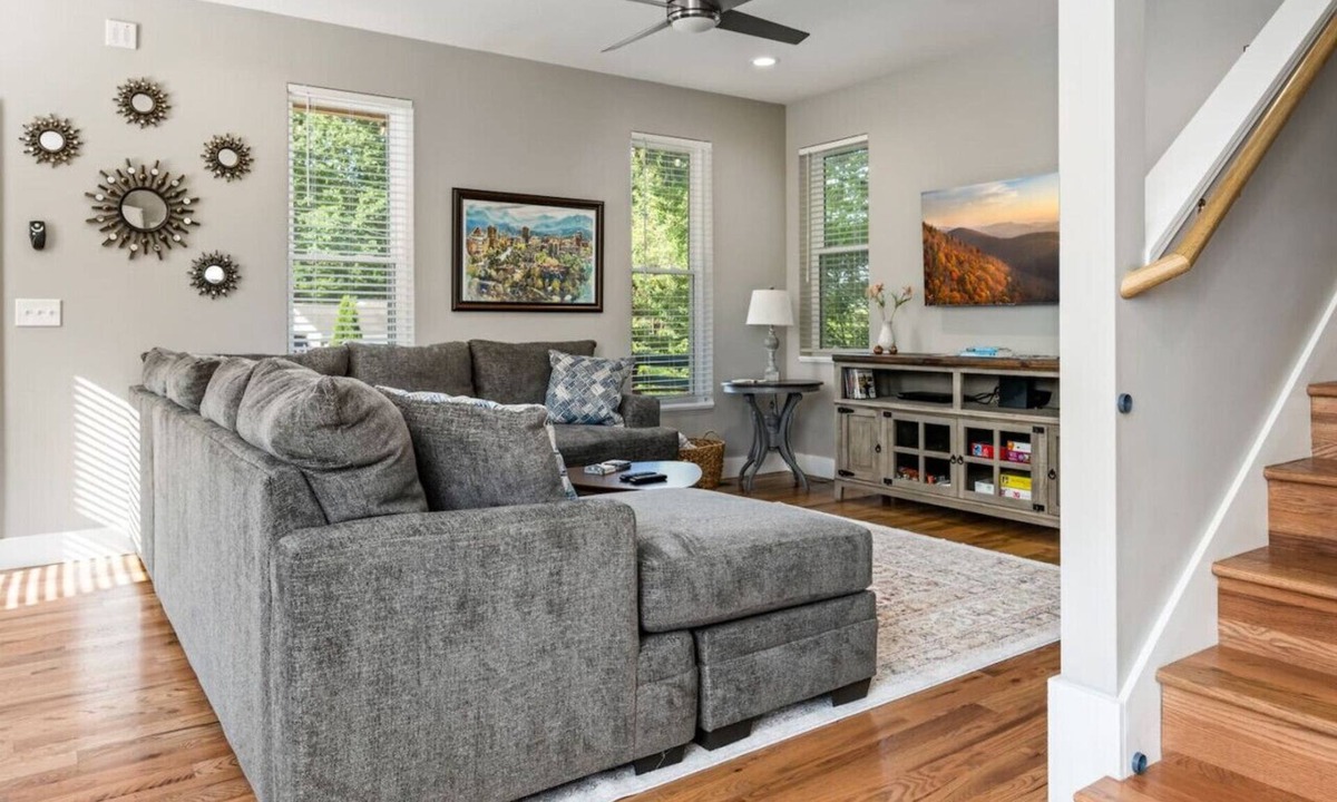 Oakley House | Asheville`s 5 Star Club! We Invite You To See What All The Fuss Is About!