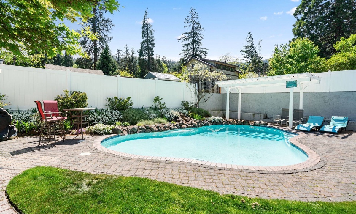 Ashland House | Ashland Luxury: 4 King suites, pool & hot tub