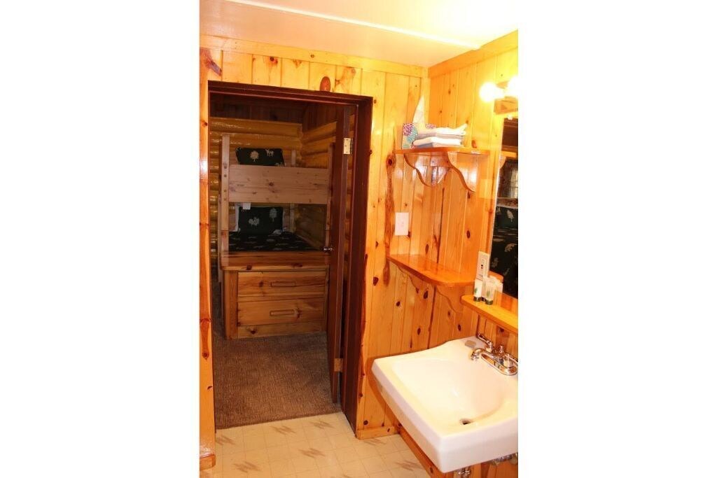 Ashton Apartment | Ashton Historic Log Cabins 7