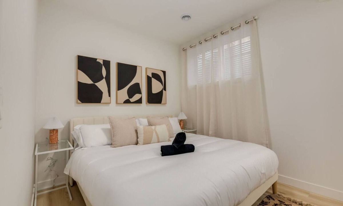 Shaganappi House | "Aspen" 1 Bdrm-Close to C-train and DT!