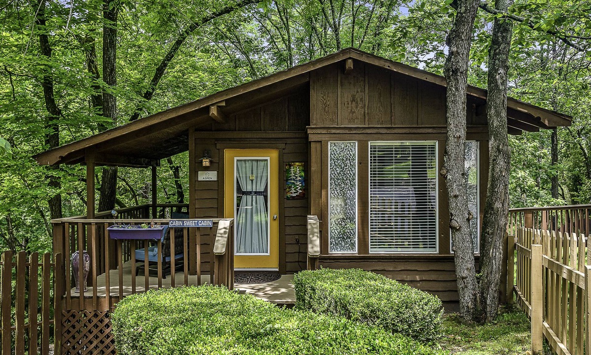 Eureka Springs Historic District Cabin | Aspen@The Woods Cabins - Charming cabin 5 minute walk to downtown Eureka Springs