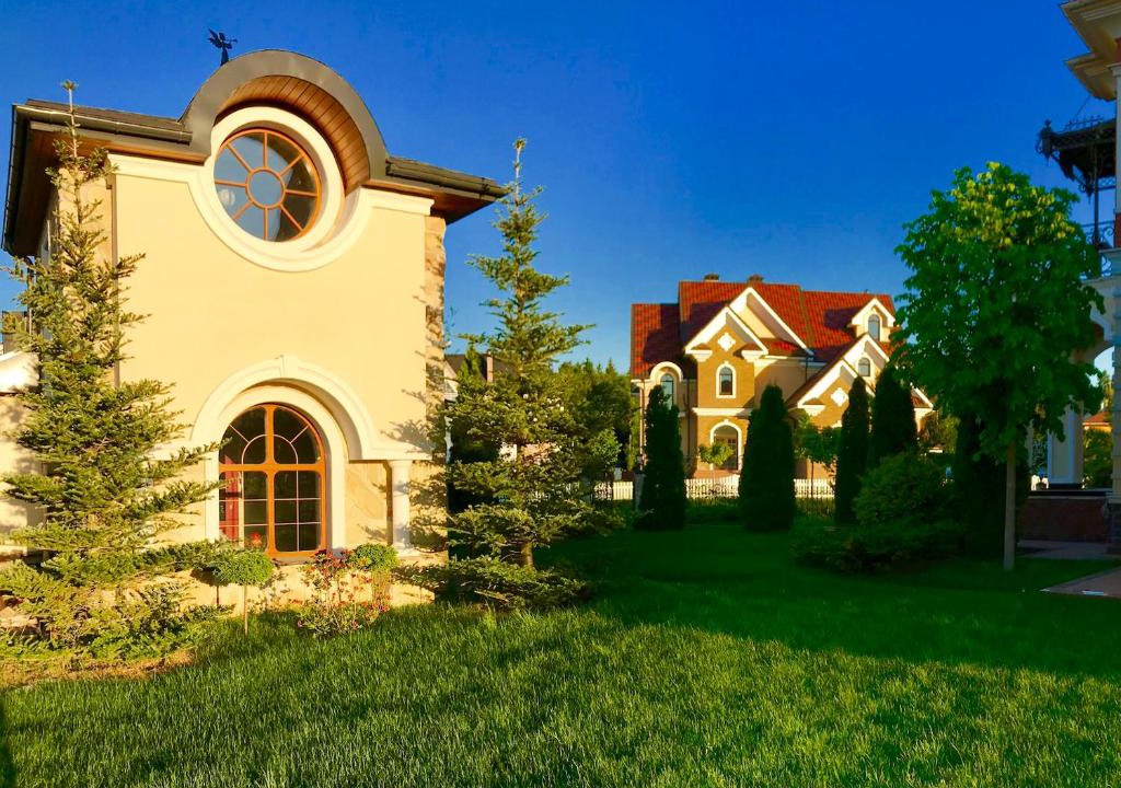 Palitsy House | Aston Martin Tower Art