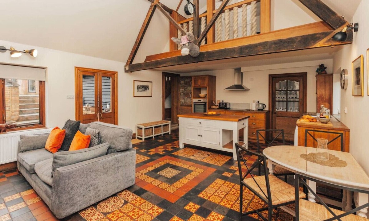 Henley-on-Thames House | Aston Pottery - Pet friendly