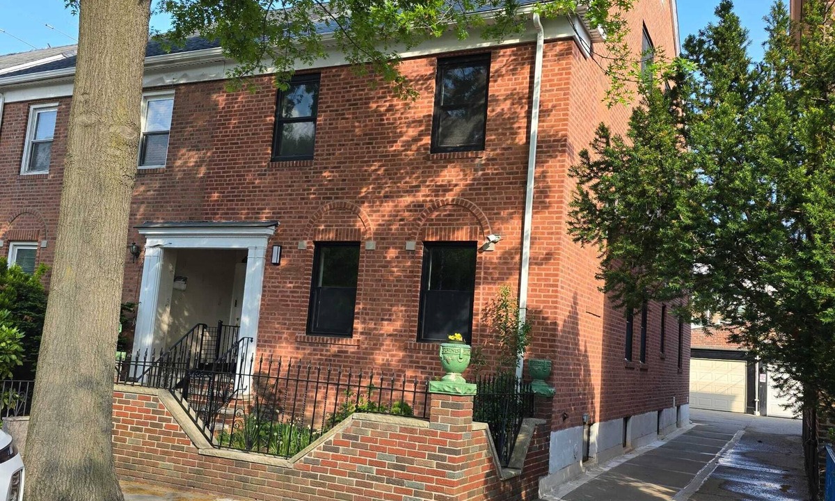 Ditmars Steinway Bed & Breakfast | Astoria, steps away from Manhattan.