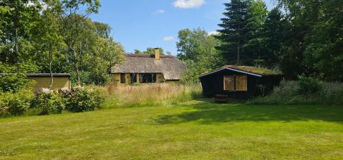 Vester Grønning House | Astrup Vig Hideaway, Thatched Cottage with Shelter & Serenity