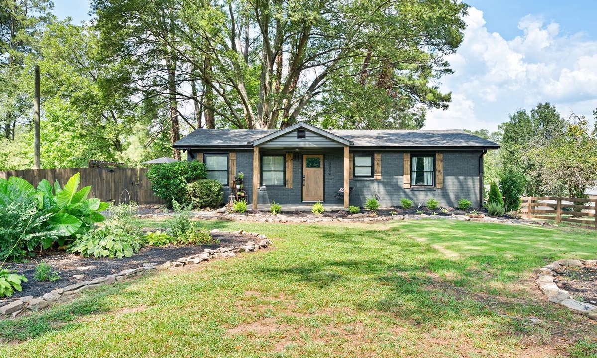 Acworth House | At Home in Acworth!