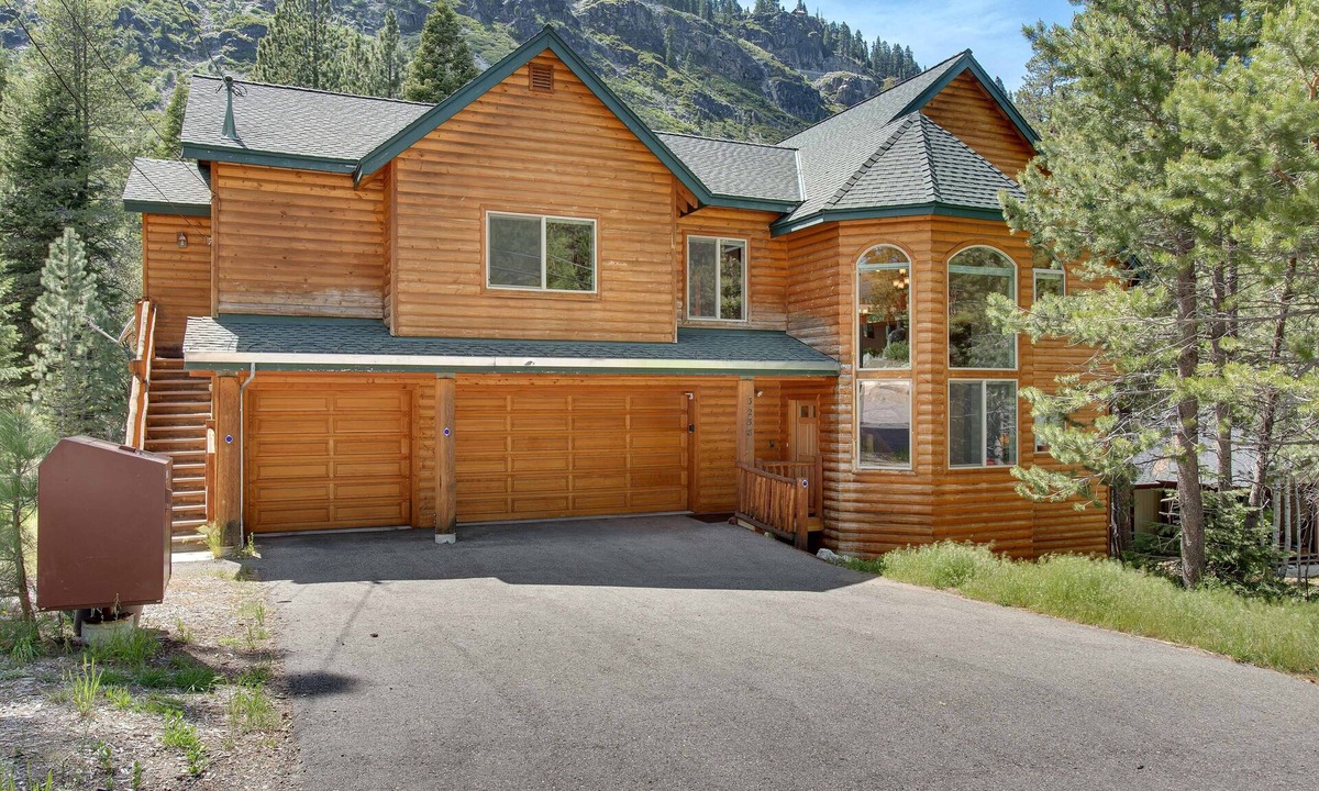 Christmas Valley Cabin | At Home in the Mountains , 7 bdrms 5 baths, Hot tub, Sauna, Steam rm & more