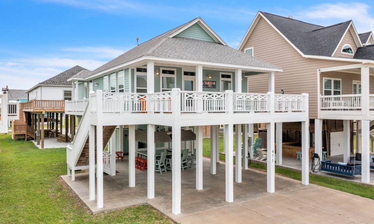 Crystal Beach House | At Last - 3 Bedrooms - 2 Baths - Sleeps 12