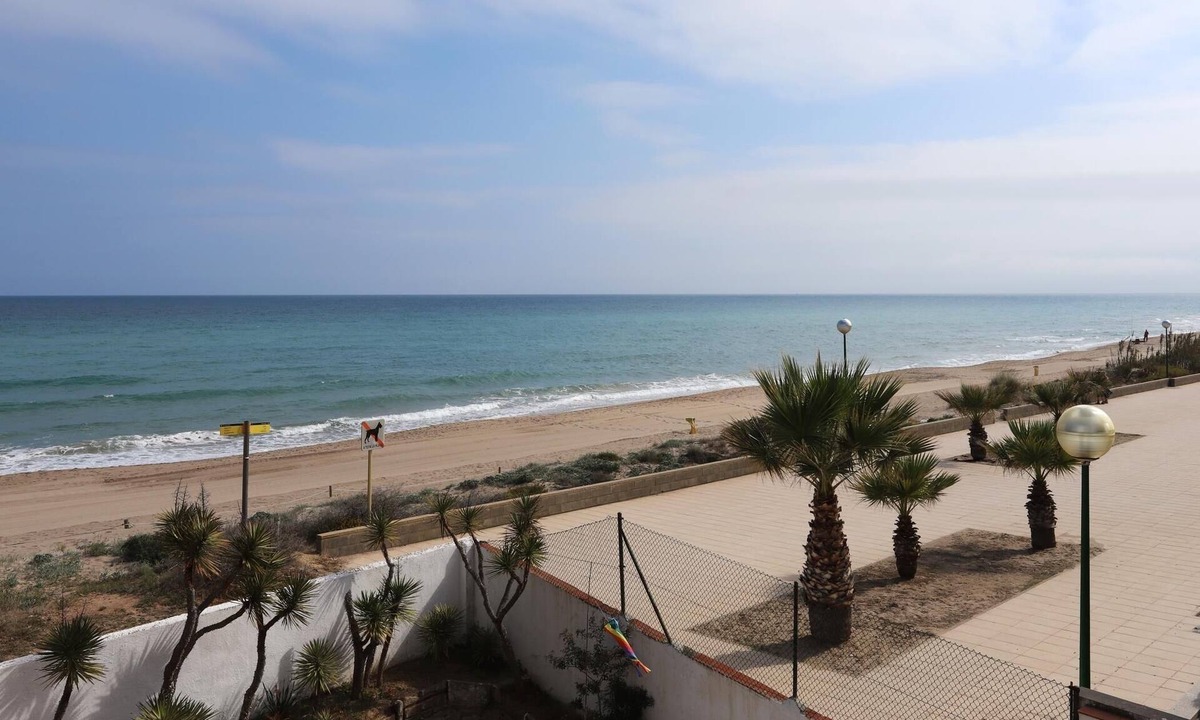 Creixell Apartment | AT045 PLATJA CREIXELL: Apartment on the beachfront