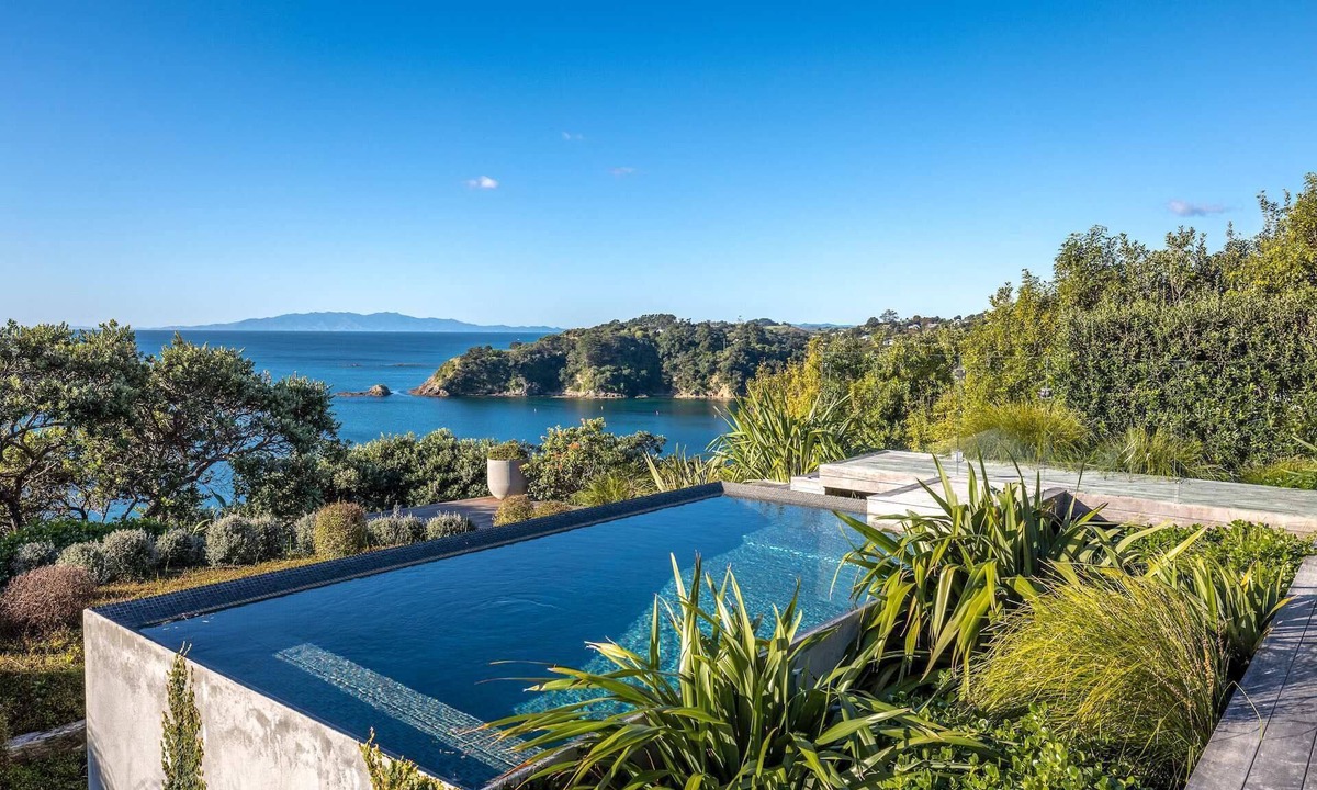 Oneroa House | Atatu Clifftop - Panoramic Sea Views