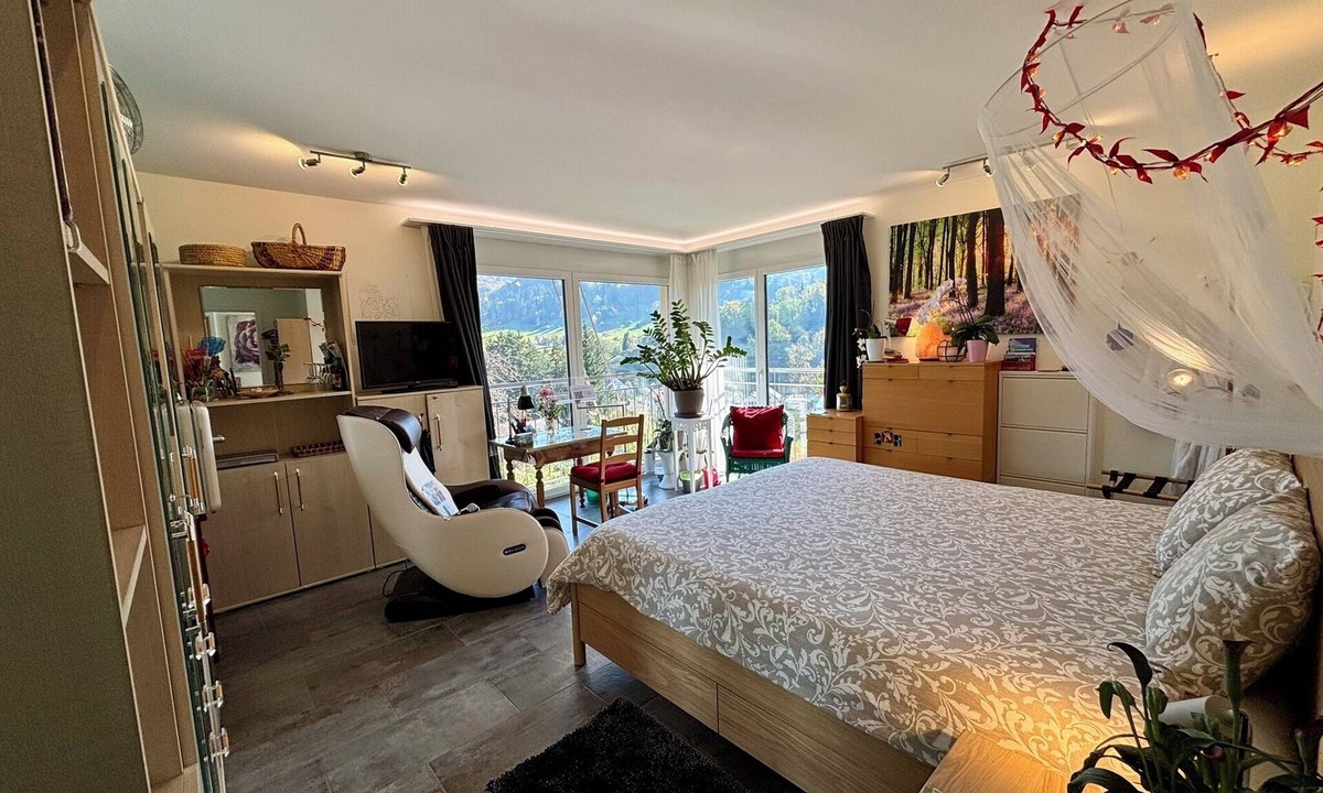 Zullwil Bed & Breakfast | Atelier 1st.fl.doubleroom kingsicebed/showerbath/balcony/mountain & castel view