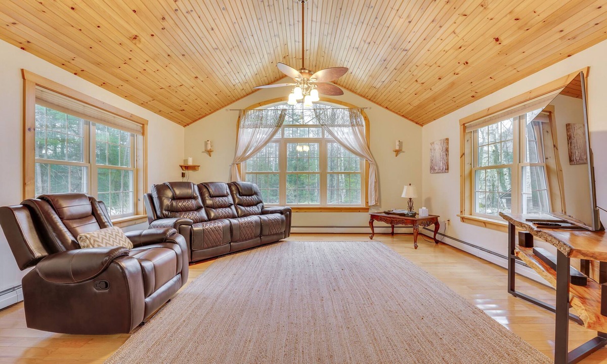 Athol Cottage | Athol Vacation Rental w/Mountain Views!